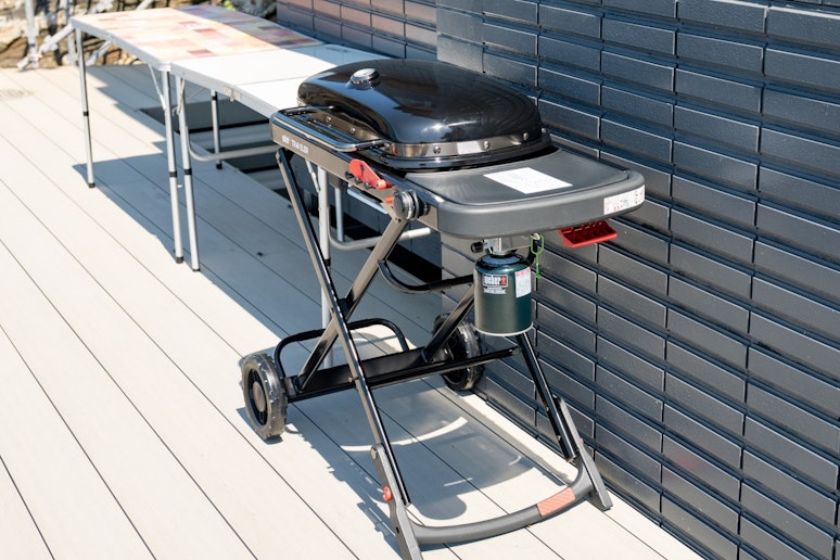 コンパクトながら高火力の BBQ グリルを完備（有料レンタル）。