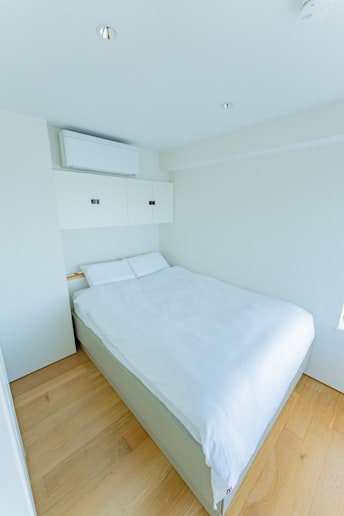 ３階 洋室１ ダブルベッド１台。