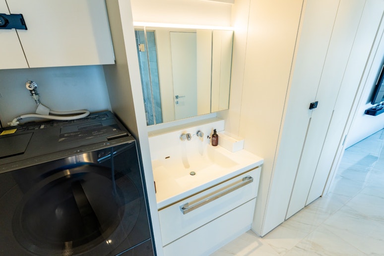 明るく清潔感のある洗面スペース。