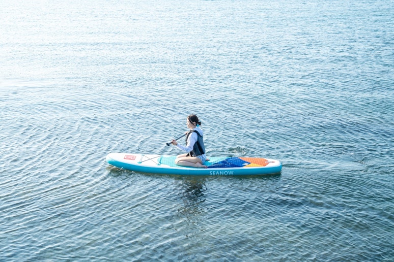 穏やかな海面をゆったり進むSUP体験。 初心者の方でも気軽に挑戦できます。