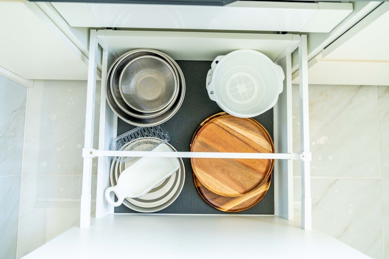 炊飯器や鍋、ボウル類も一通り揃っています。