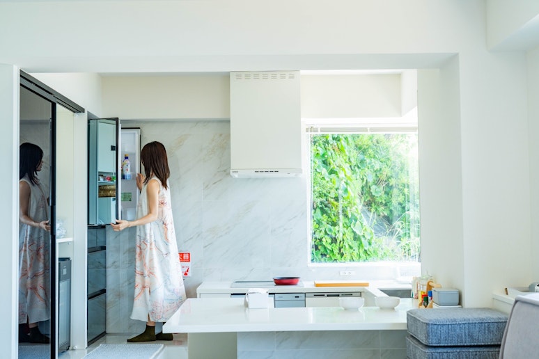 窓越しに緑を望みながら、落ち着いて料理ができる環境。