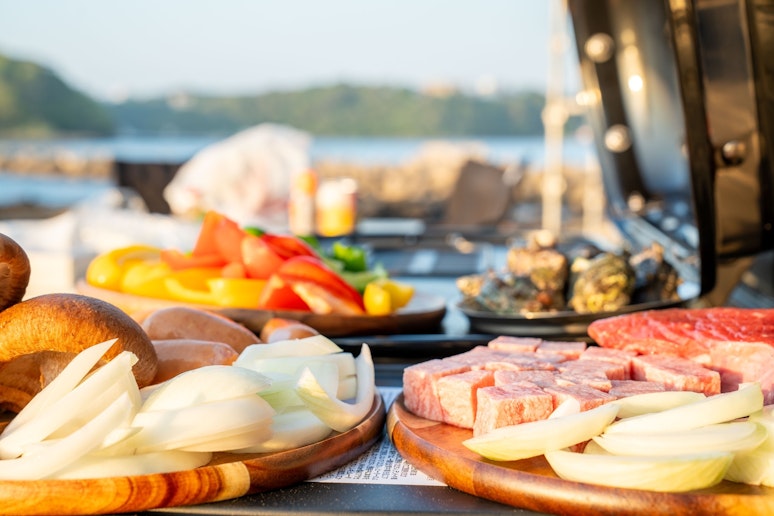 新鮮な地元食材を並べて、彩り豊かな食卓に。
