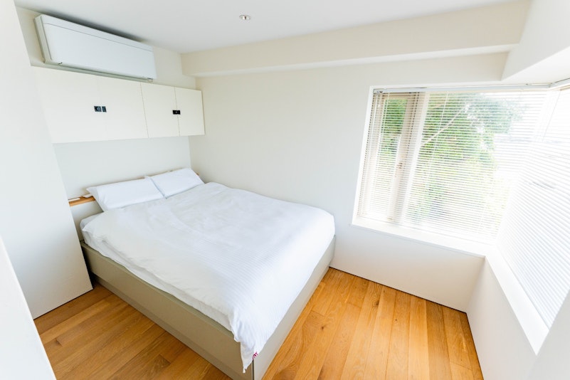 朝のベッドルームは爽やかな光に包まれ、波音が子守唄。寝起きにそのままオーシャンビューを堪能。