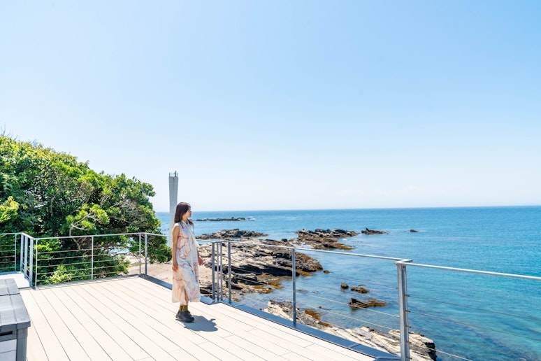 デッキに立てば、視線の先に広がるのは静かな青の世界。 日常から離れて、心を解きほぐすひとときを。