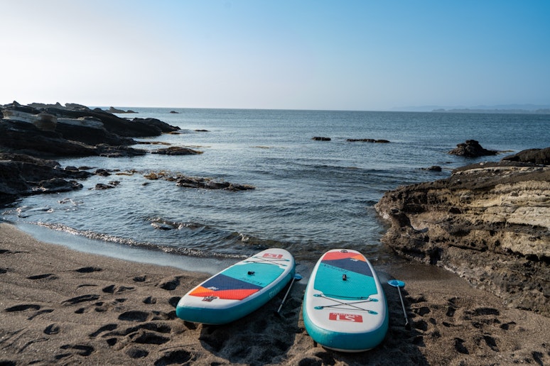 海上を滑る SUP は宿のいちばん人気アクティビティ。デッキからそのまま漕ぎ出せる手軽さが魅力です。