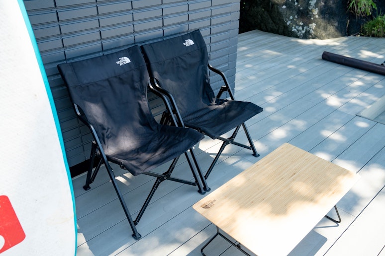 折り畳みチェアで波音を BGM にチルアウト。読書や昼寝にぴったりのリラックススペース。