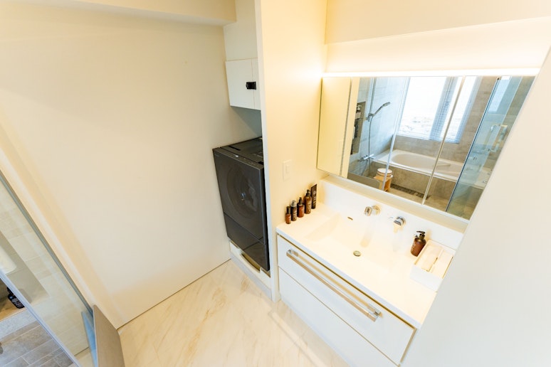 スキンケアアイテムも充実した洗面台。