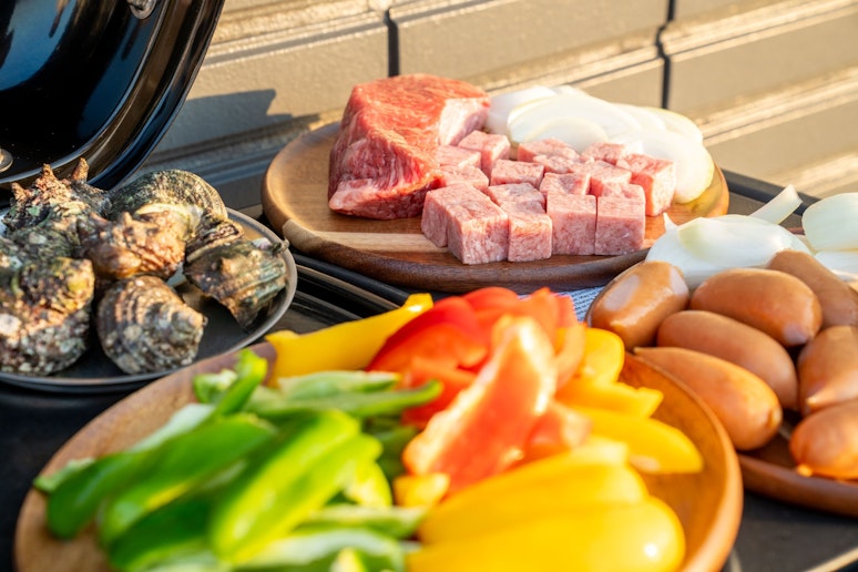 彩り豊かな地元食材の盛り合わせ。...