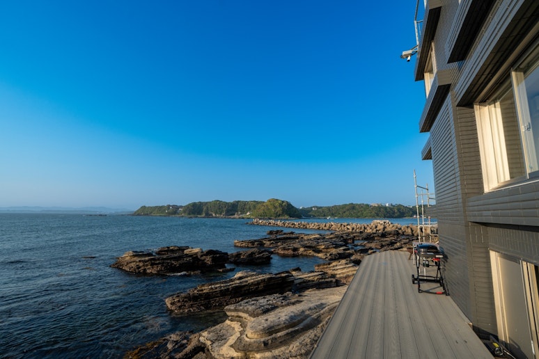 テラス前はどこまでも続く青い海。SUP や磯遊びのスタート地点として最適です。
