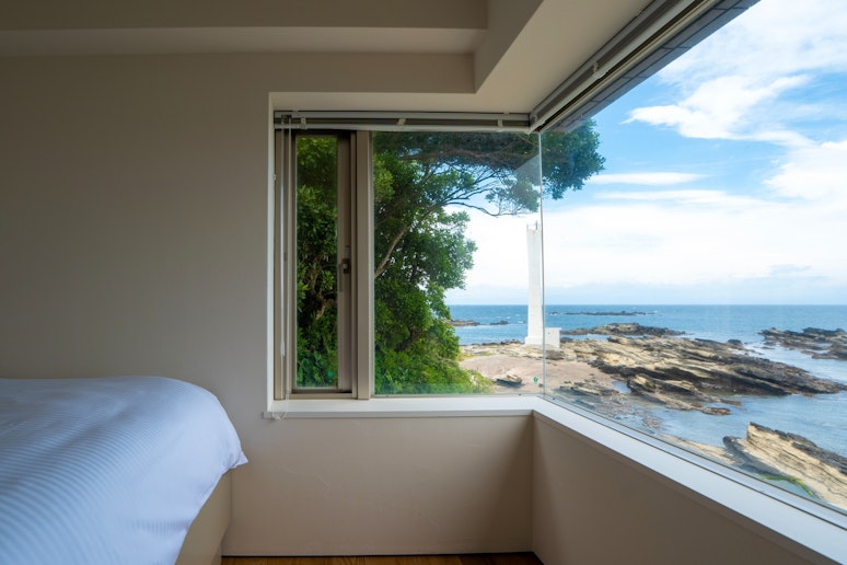 各寝室には大きな窓と上質な寝具を用意。