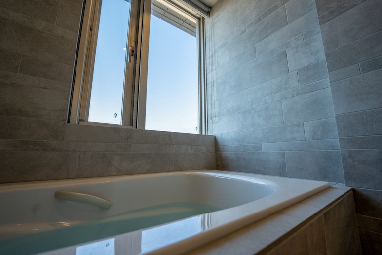 バスタブからも絶景を望める贅沢なバスルーム。