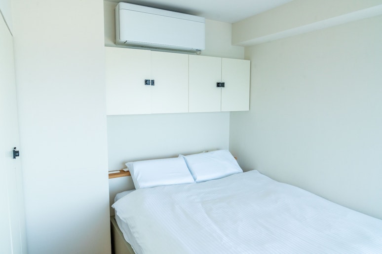 ３階 洋室１ ダブルベッド１台。