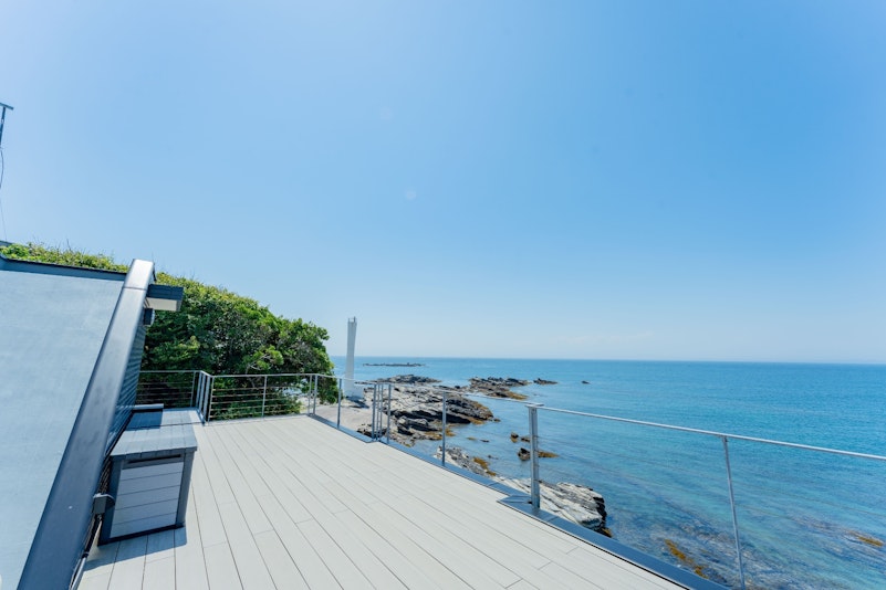 屋上デッキからは、三浦の海と空が織りなす壮大な景色を楽しめます。