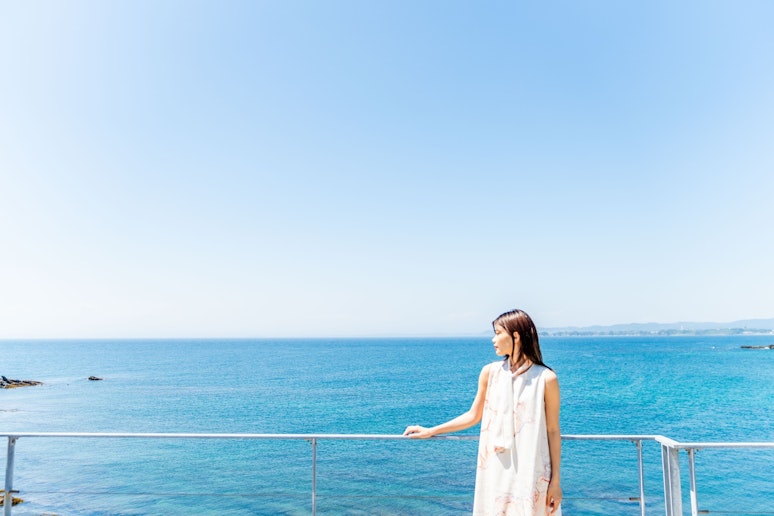 目の前に広がる海と空のグラデーション。 潮風に吹かれながら、深呼吸したくなるような癒しの時間です。