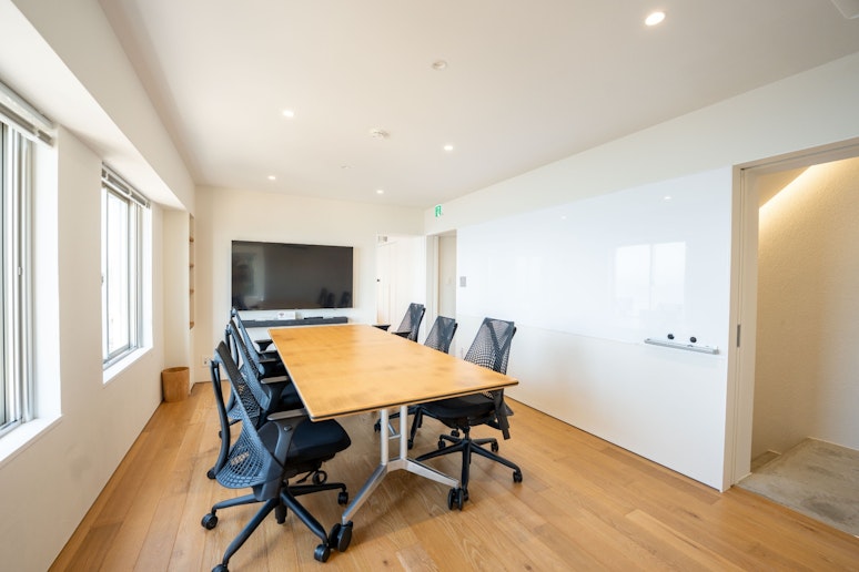 ワークやミーティングにも使えるスペース。...