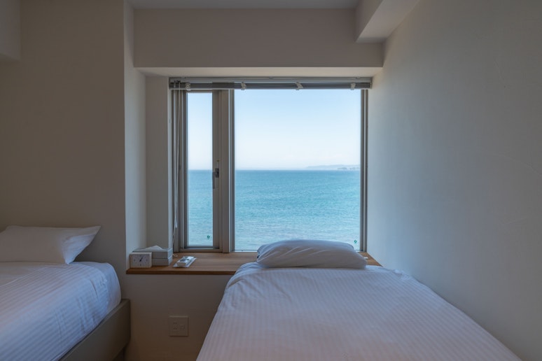 寝室の窓から望む、穏やかなオーシャンビュー。