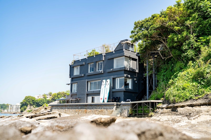 緑に囲まれた高台に建つプライベート空間。