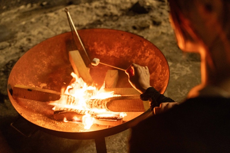 炎の揺らめきと波音が、心をゆるめてくれる夜の時間。 非日常を味わう、贅沢なナイトタイムです。