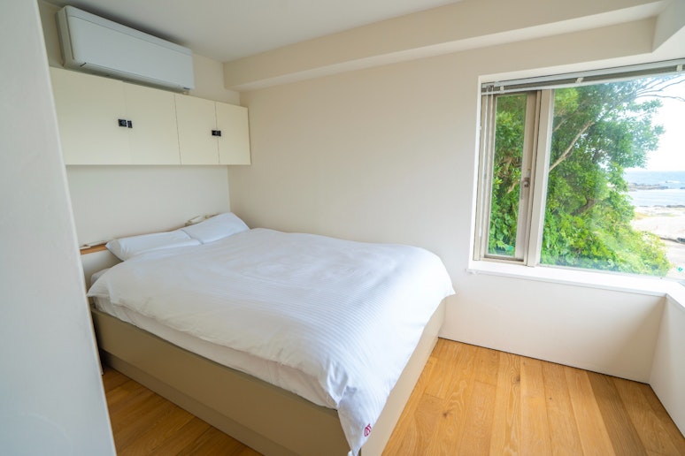 ３階 洋室１ ダブルベッド１台。