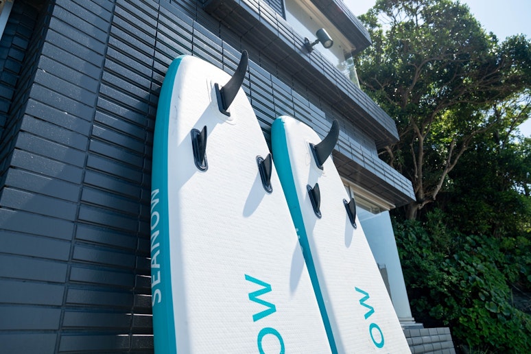 専用SUPボードをご用意しております。 穏やかな海に漕ぎ出す爽快感をぜひお楽しみください。