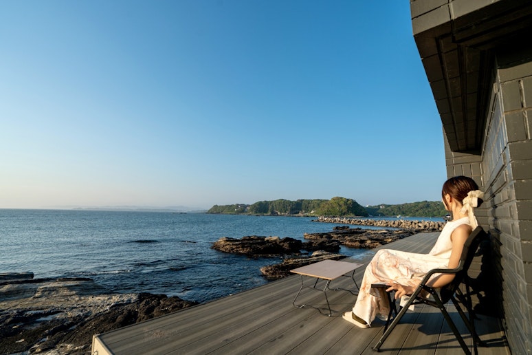 デッキからは、海と空がひとつになるような美しいパノラマビューが広がります。