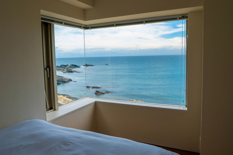 寝室の窓から、オーシャンビュー。