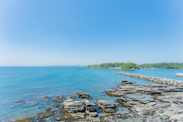 青く澄んだ海と岩場が織りなす絶景。 目の前に広がる水平線が、心を解き放ちます。