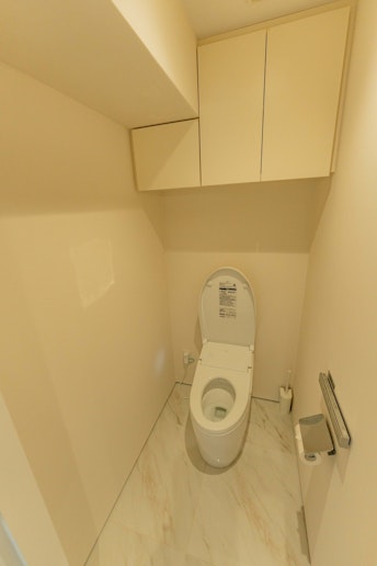 シンプルで清潔なトイレルーム。