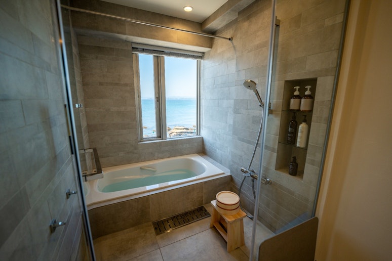 窓の外に広がる海を眺めながら、バスタブでゆったりリラックス。...