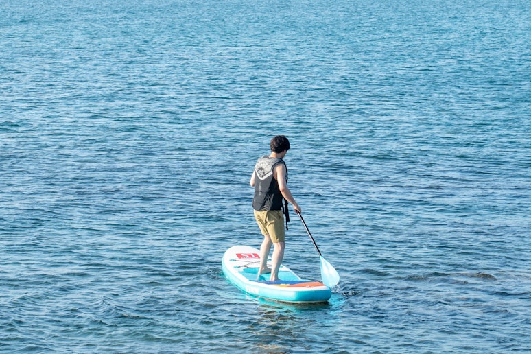 水平線を眺めながら、自由気ままにクルーズ。 自然と一体化した時間が流れます。