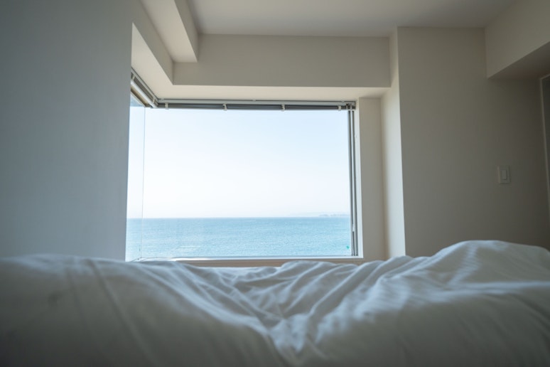 柔らかな朝日と波の音が、心地よい目覚めを届けてくれます。