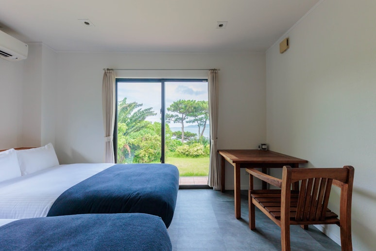 【寝室１】テレワークもできるテーブルも用意