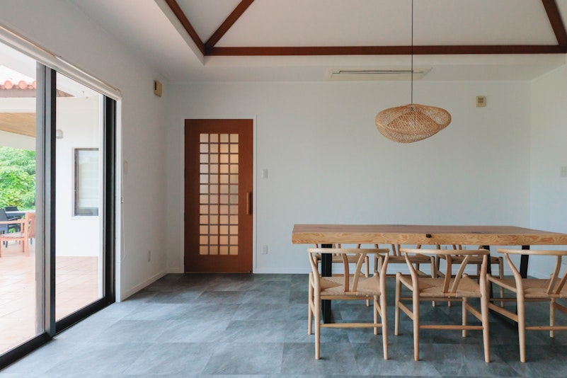 リビング（玄関からの扉）