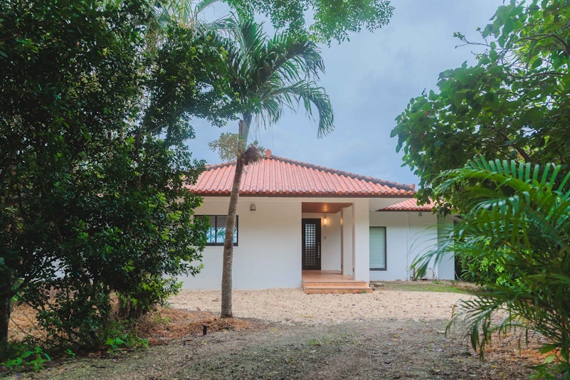 宿の玄関（サンゴの砂利）