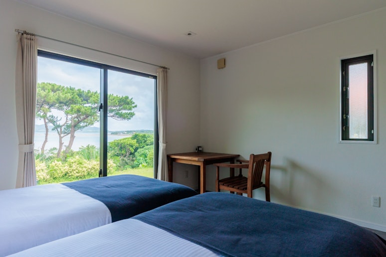 【寝室２】海を見ながら読書も