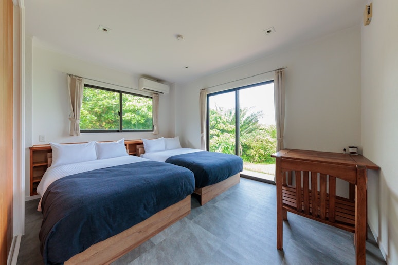 【寝室２】セミダブルベッド２台