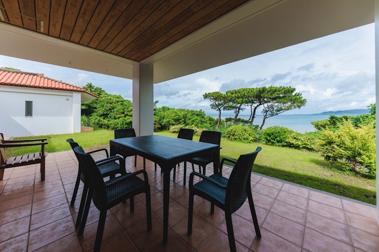 テラススペース、海を一望しながら食事できます