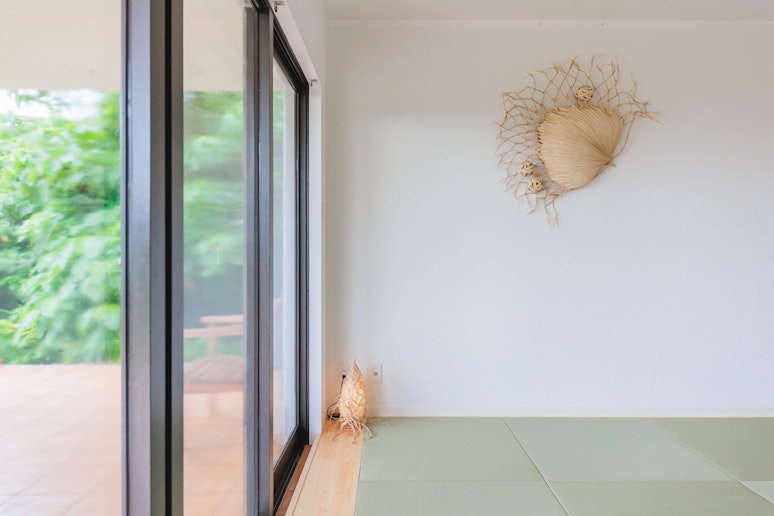 【寝室１】石垣島の民芸品