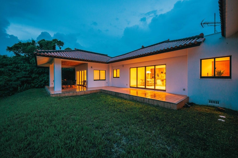 宿の外観（夜）