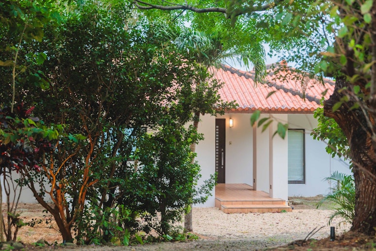 駐車場から宿の玄関までの道