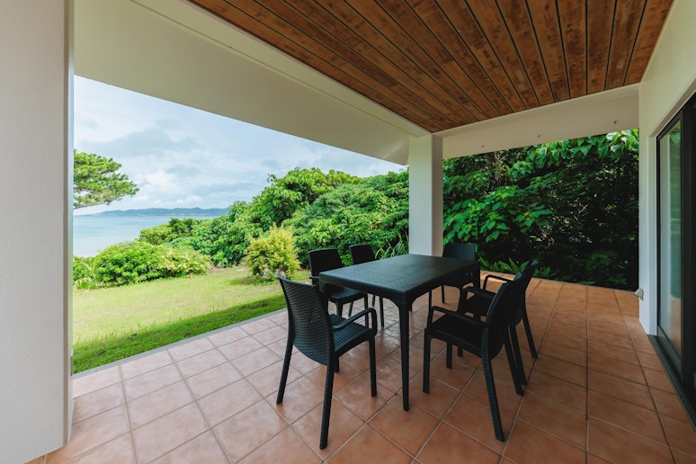 テラススペース、海を一望しながら食事できます