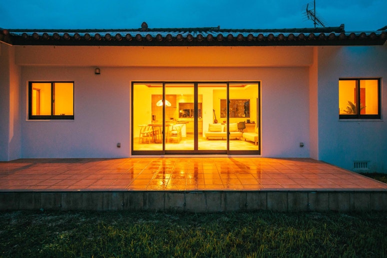 宿の外観（夜）