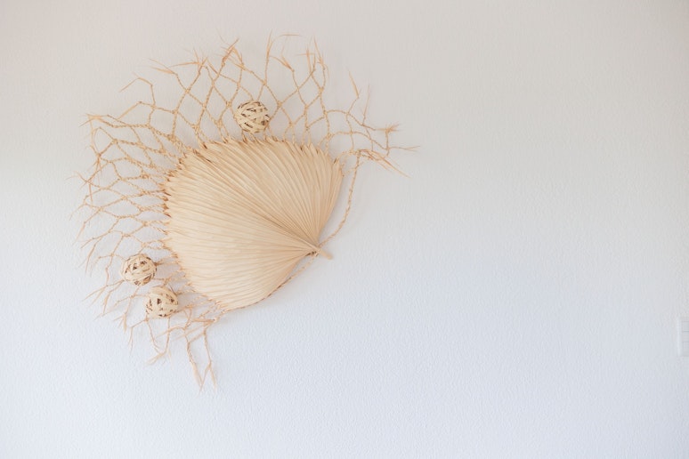 【寝室１】沖縄の植物で作られたアート作品