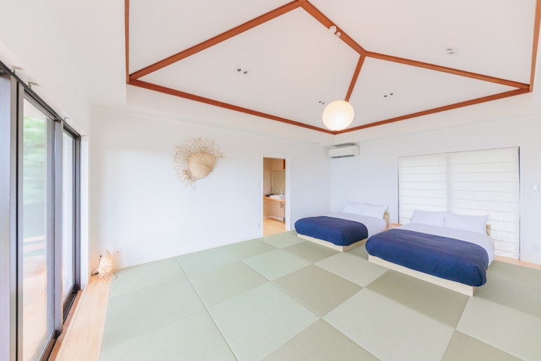 【寝室１】セミダブルベッド２台