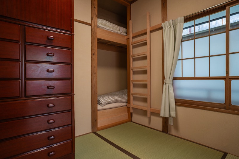 押し入れを活かした二段ベッドがある遊び心のある部屋。さらに１組のお布団を敷くスペースもあります。