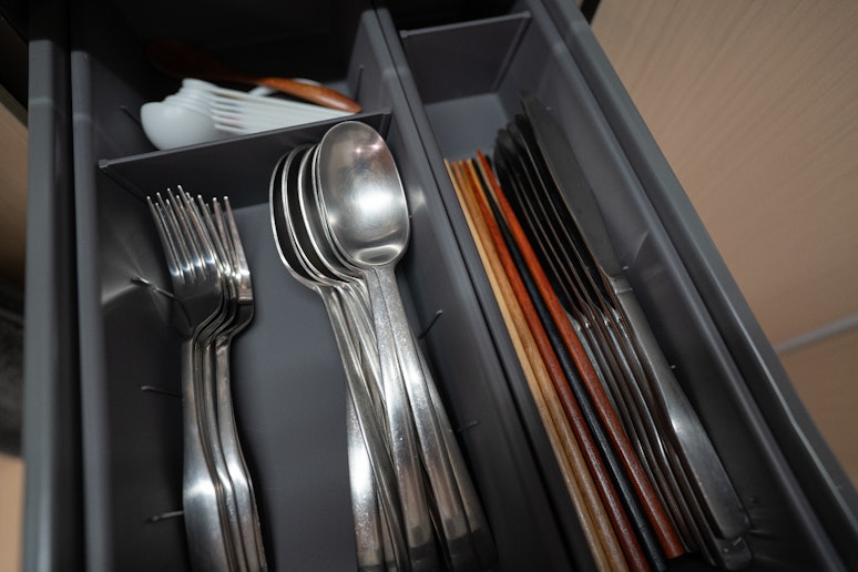 スプーンやフォーク、お箸などのカトラリーも人数分ご用意。食事も快適に楽しめます。