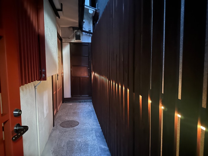 夜にはライトアップされる玄関アプローチ。旅館のような雰囲気で、到着時から特別な時間が始まります。