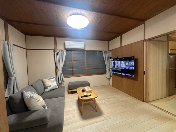 大画面テレビでNetflixやYouTubeをご視聴いただけます。夜のリラックスタイムにぴった...