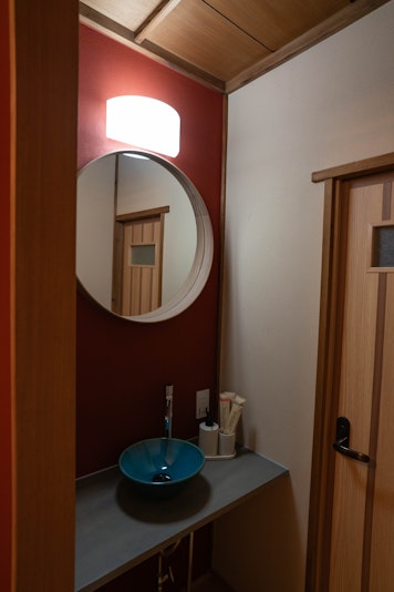 木の風合いを活かした旅館風の洗面台。朝の身支度も心地よいひとときになります。